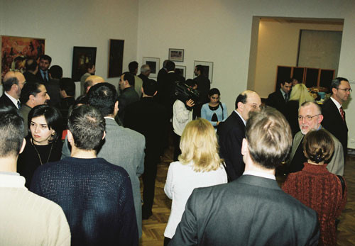 Выставка фото и рисунков, посвященная 10-летию деятельности Высшего Комиссариата ООН по вопросам беженцев