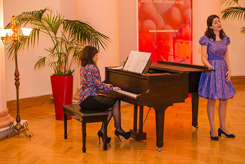 İrina Eldarova, Rəna Əmrahova , “KUKLA” Art Qalereyasının işlərindən ibarət sərgi və incəsənət ustalarının konserti “Gözəllik Nuru – 2015” layihəsində