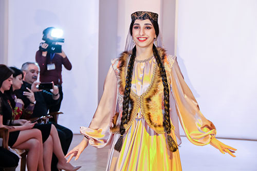 “Ənənədən gələcəyə” Bakı Milli Geyim evinin yeni kolleksiyasının təqdimatı