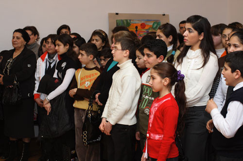 Выставка детского творчества, посвященная жертвам Ходжалы  «Война глазами детей»