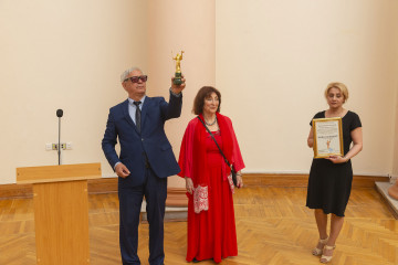 Вручение национальной премии «Деде Горгуд» художнику Маргарите Керимовой-Соколовой